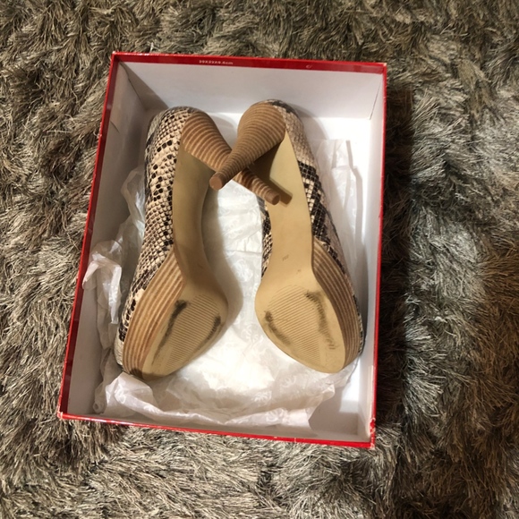 GUESS Gwadrienale Snake Pumps - Picture 3 of 3